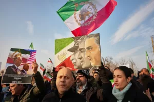 Members of the Iranian community hold posters of Iran’s exiled crown prince Reza Pahlavi and President Donald Trump during a rally in support of anti-government protests in Iran, outside the U.S. embassy in Bucharest, Romania, Wednesday, Jan. 14, 2026. (AP Photo/Andreea Alexandru) 




Associated Press / LaPresse
Only italy and spain