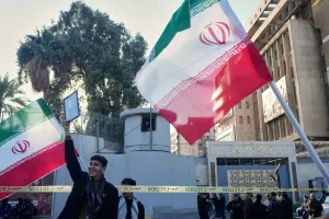 Iraqi protesters gather in front of the Iranian Embassy, during a rally to show solidarity with Iran and oppose the U.S. threats of a military strike, in Baghdad, Iraq, Friday, Jan. 16, 2026. (AP Photo/Hadi Mizban)





Associate Press/ LaPresse
Only Italy and Spain