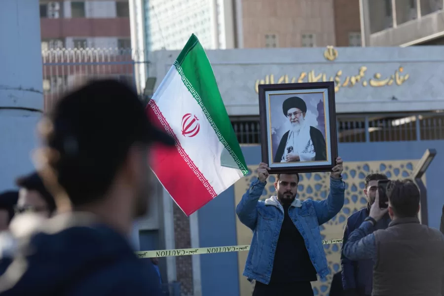 An Iraqi man holds a portrait of Iran’s Supreme Leader Ayatollah Ali Khamenei, in front of the Iranian Embassy, during a rally to show solidarity with Iran and oppose the U.S. threats of a military strike, in Baghdad, Iraq, Friday, Jan. 16, 2026. (AP Photo/Hadi Mizban)





Associate Press/ LaPresse
Only Italy and Spain