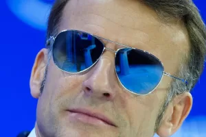 Perché Macron indossa Ray Ban a specchio: la malattia all’occhio e il nuovo look al Forum di Davos