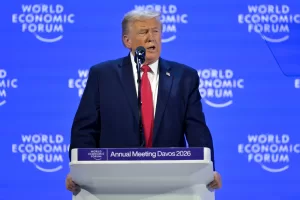 Donald Trump, il Dio di Davos. La condizione che abbiamo contribuito a creare e che ora ci sovrasta