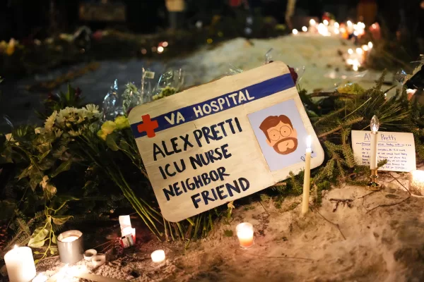 A sign for 37-year-old Alex Pretti, who was fatally shot by a U.S. Border Patrol officer earlier in the day, is displayed during a vigil Saturday, Jan. 24, 2026, in Minneapolis. (AP Photo/Adam Gray) 


Associated Press / LaPresse
Only italy and spain