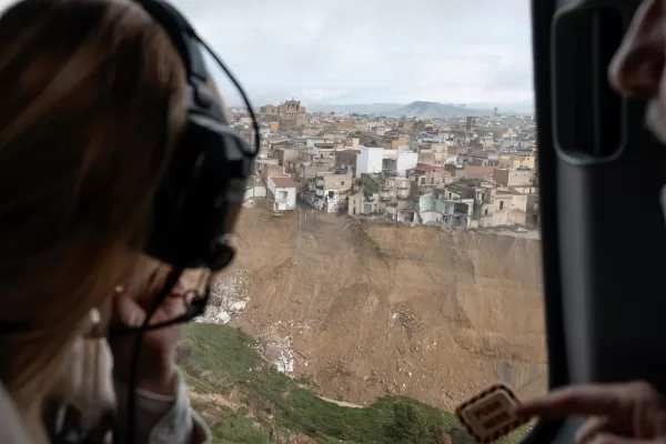 La premier Giorgia Meloni sorvola in elicottero le zone colpite dal maltempo a Niscemi, poi partecipa a una riunione operativa
28 Gennaio 2026, Niscemi, Italia

DISTRIBUTION FREE OF CHARGE – NOT FOR SALE – Obbligatorio citare la fonte LaPresse/Palazzo Chigi/Filippo Attili