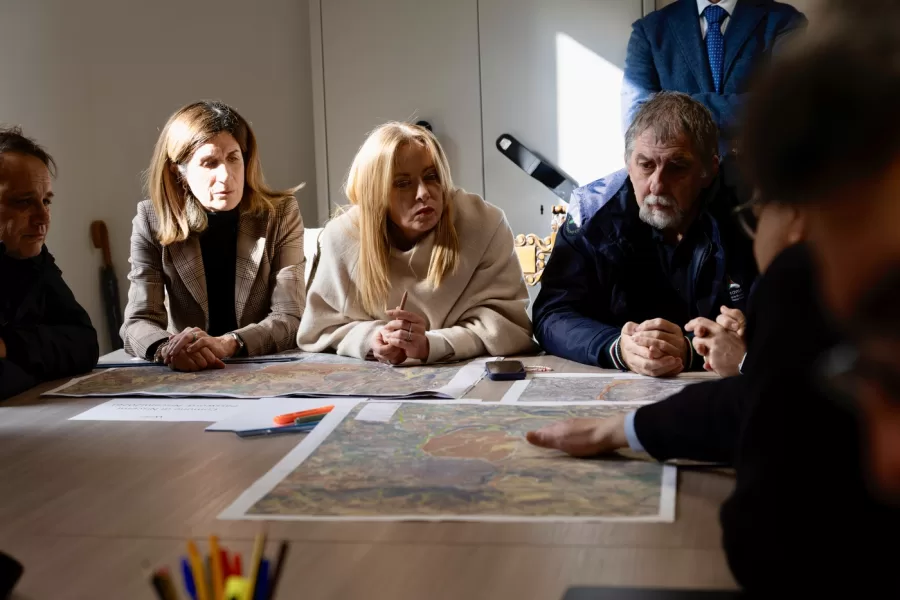 La premier Giorgia Meloni sorvola in elicottero le zone colpite dal maltempo a Niscemi, poi partecipa a una riunione operativa
28 Gennaio 2026, Niscemi, Italia

DISTRIBUTION FREE OF CHARGE – NOT FOR SALE – Obbligatorio citare la fonte LaPresse/Palazzo Chigi/Filippo Attili