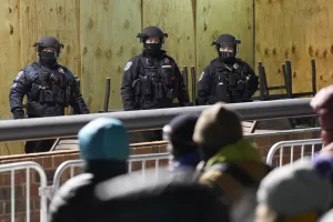 Police stand during a noise demonstration outside the Graduate by Hilton Minneapolis hotel on Wednesday, Jan. 28, 2026, in Minneapolis. (AP Photo/Adam Gray)
Associated Press / LaPresse
Only italy and spain Police stand during a noise demonstration outside the Graduate by Hilton Minneapolis hotel on Wednesday, Jan. 28, 2026, in Minneapolis. (AP Photo/Adam Gray)
Associated Press / LaPresse
Only italy and spain
