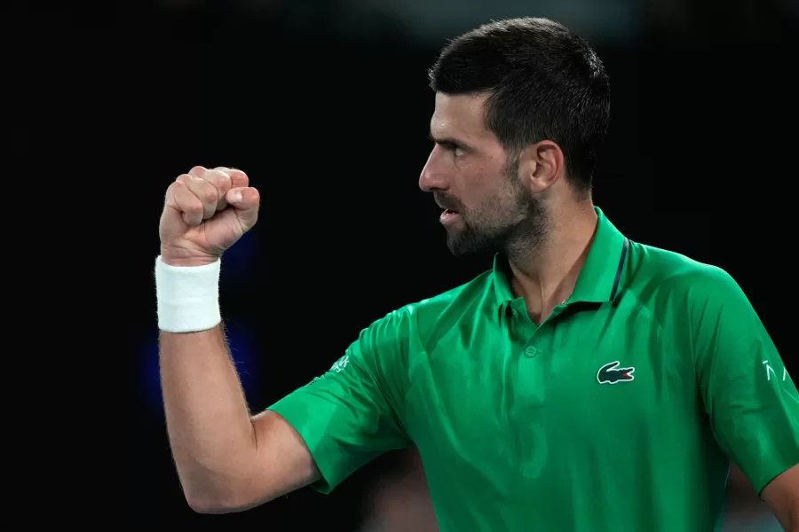 Immenso Djokovic, batte Sinner al quinto set e vola in finale contro Alcaraz. Jannik mai vincente dopo le quattro ore