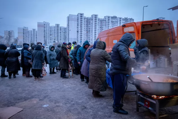 People who have no power at home following Russia’s air attacks wait in line to receive free hot meals in a residential neighbourhood in Kyiv, Ukraine, Friday, Jan. 30, 2026. (AP Photo/Dan Bashakov) 


Associated Press / LaPresse
Only italy and spain