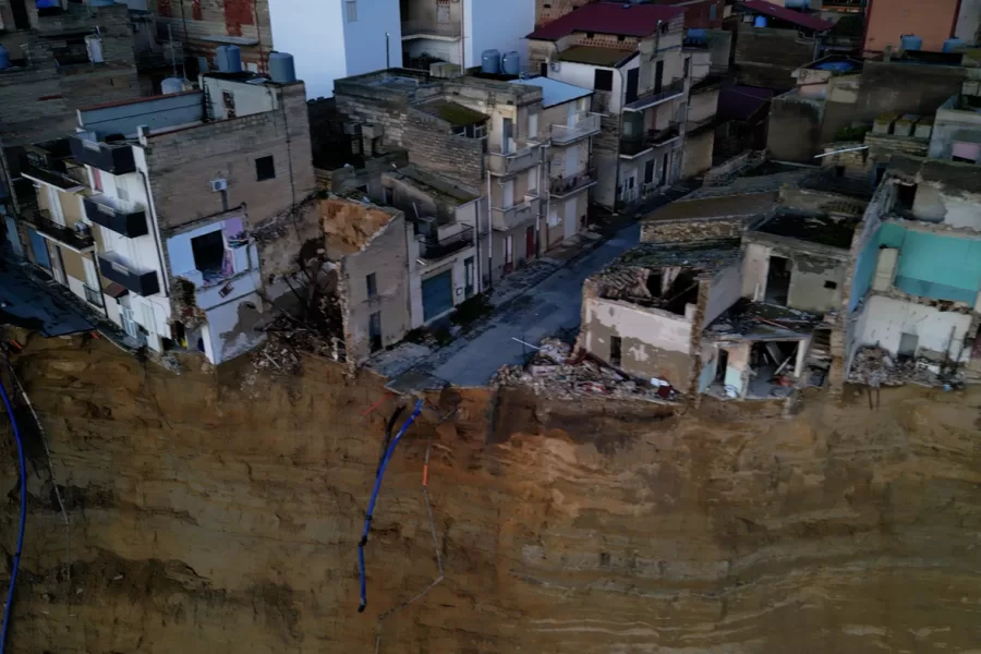Avanza ancora la frana a Niscemi. Si va verso l’estensione della zona rossa Niscemi , Italia – 30 gennaio 2026 – cronaca (foto Gattordo/LaPresse)
The landslide continues to advance in Niscemi. The red zone is nearing extension. Niscemi, Italy – January 30, 2026 – News (photo Gattordo/LaPresse)
