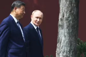 Russian President Vladimir Putin, right, speaks with Chinese President Xi Jinping during a walk at the Zhongnanhai leadership compound in Beijing, China, Tuesday, Sept. 2, 2025. (Alexander Kazakov, Sputnik, Kremlin Pool Photo via AP)
Associated Press/LaPresse Russian President Vladimir Putin, right, speaks with Chinese President Xi Jinping during a walk at the Zhongnanhai leadership compound in Beijing, China, Tuesday, Sept. 2, 2025. (Alexander Kazakov, Sputnik, Kremlin Pool Photo via AP)
Associated Press/LaPresse