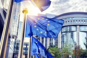 Gli italiani vogliono l’integrazione europea ma il referendum del 1989 è stato tradito Gli italiani vogliono l’integrazione europea ma il referendum del 1989 è stato tradito