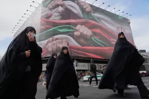 FILE – Women cross a street under a huge banner showing hands firmly holding Iranian flags as a sign of patriotism, as one of them flashes the victory sign, in Tehran, Iran, Wednesday, Jan. 14, 2026. (AP Photo/Vahid Salemi)
Associated Press / LaPresse
Only italy and spain FILE – Women cross a street under a huge banner showing hands firmly holding Iranian flags as a sign of patriotism, as one of them flashes the victory sign, in Tehran, Iran, Wednesday, Jan. 14, 2026. (AP Photo/Vahid Salemi)
Associated Press / LaPresse
Only italy and spain