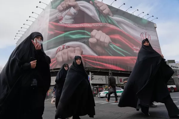 FILE – Women cross a street under a huge banner showing hands firmly holding Iranian flags as a sign of patriotism, as one of them flashes the victory sign, in Tehran, Iran, Wednesday, Jan. 14, 2026. (AP Photo/Vahid Salemi) 




Associated Press / LaPresse
Only italy and spain