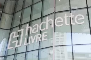 Casi di revisionismo per Hachette: libri ritirati dal commercio. Ora Zanichelli rifletta