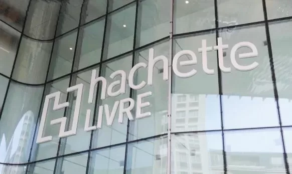 Casi di revisionismo per Hachette: libri ritirati dal commercio. Ora Zanichelli rifletta