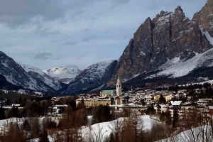 Veneto, arriva Milano-Cortina 2026 e molti Comuni rischiano di morire. Le montagne misurate “col righello”