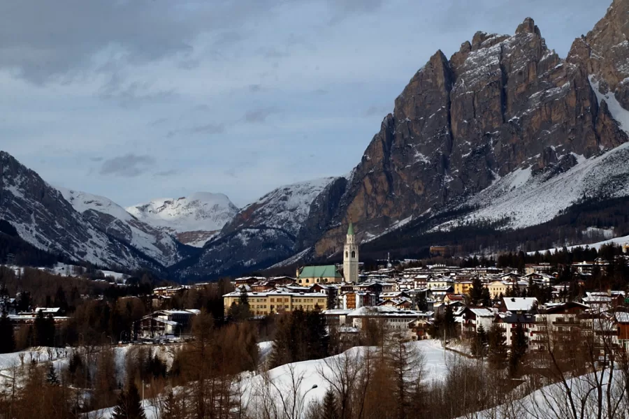 Veneto, arriva Milano-Cortina 2026 e molti Comuni rischiano di morire. Le montagne misurate “col righello”