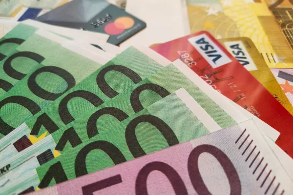 Pagamenti in contanti: l’assist al grande nero e al riciclaggio. Un bollo di 500 euro per spenderne fino a 10.000