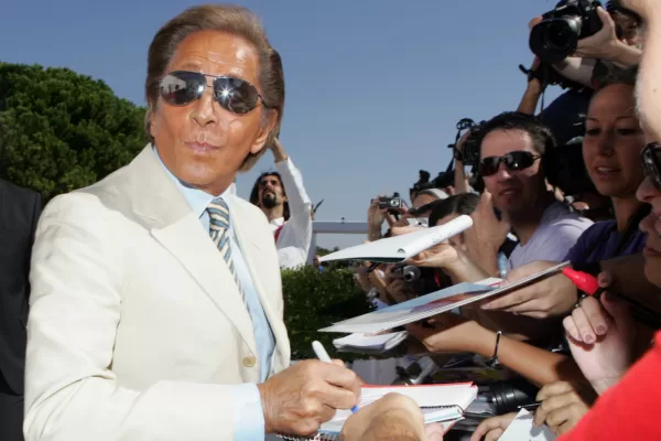 La moda italiana piange Valentino, addio allo stilista che trasformò il Rosso in un colore icona