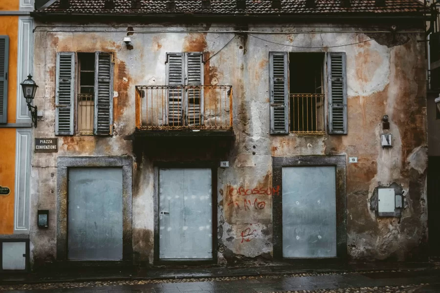 Italia a due velocità: le metropoli corrono, la provincia muore. C’è un Paese che brilla e uno che si spegne