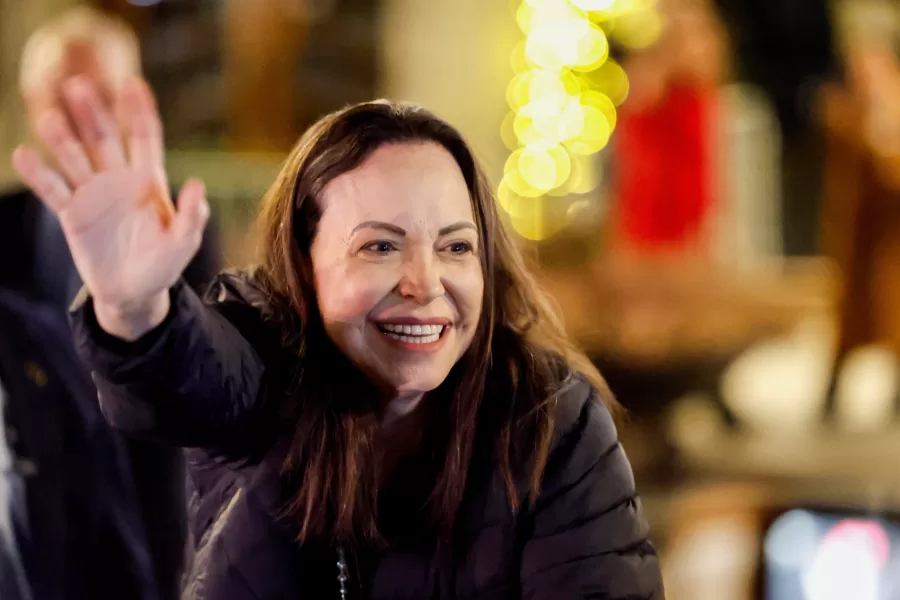 Nobel Peace Prize laureate Maria Corina Machado waves to the crowd gathered in front of the Grand Hotel, in Oslo, Norway, early Thursday, Dec. 11, 2025. (Jonas Been Henriksen/NTB Scanpix via AP)





Associate Press/ LaPresse
Only Italy and Spain