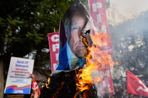Activists of Communist Party of India (Marxist-Leninist) Liberation burn an effigy of Donald Trump during a protest against a U.S. military operation that removed Venezuelan leader Nicolas Maduro from the country, near the U.S. Consulate, in Kolkata, India, Monday, Jan. 5, 2026. (AP Photo/Bikas Das)





Associate Press/ LaPresse
Only Italy and Spain