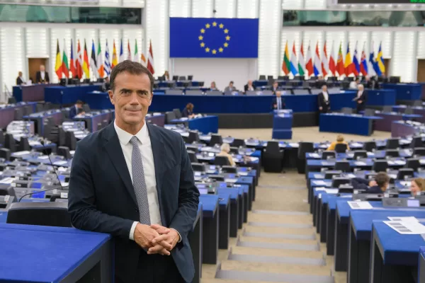 Gozi scommette sull’Europa dei Volenterosi: “Difesa comune entro il 2029 è la priorità. Trump crea disordine, Macron ha detto ciò che molti fingono di non vedere”