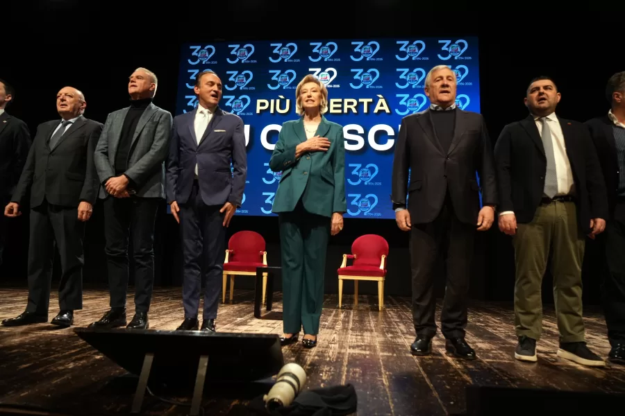 Forza Italia al Teatro Manzoni: casa Berlusconi benedice l’unità azzurra e apre la porta al centro riformista
