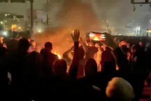 In this frame grab from footage circulating on social media shows protesters dancing and cheering around a bonfire as they take to the streets despite an intensifying crackdown as the Islamic Republic remains cut off from the rest of the world, in Tehran, Iran, Friday, Jan. 9, 2026.(UGC via AP)





Associate Press/ LaPresse
Only Italy and Spain
