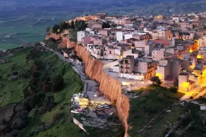 Le immagini aeree della frana che sta interessando il paese di Niscemi, in provincia di Caltanissetta. Il cedimento del terreno è iniziato domenica 25 gennaio a seguito della violenta ondata di maltempo che ha interessato lisola, e lo scorrimento ha trascinato via terreni, strade e abitazioni per oltre 25 metri. Sono circa 1500 gli abitanti sfollati. 27 Gennaio 2026 (foto Alberto Lo Bianco/LaPresse) Le immagini aeree della frana che sta interessando il paese di Niscemi, in provincia di Caltanissetta. Il cedimento del terreno è iniziato domenica 25 gennaio a seguito della violenta ondata di maltempo che ha interessato lisola, e lo scorrimento ha trascinato via terreni, strade e abitazioni per oltre 25 metri. Sono circa 1500 gli abitanti sfollati. 27 Gennaio 2026 (foto Alberto Lo Bianco/LaPresse)