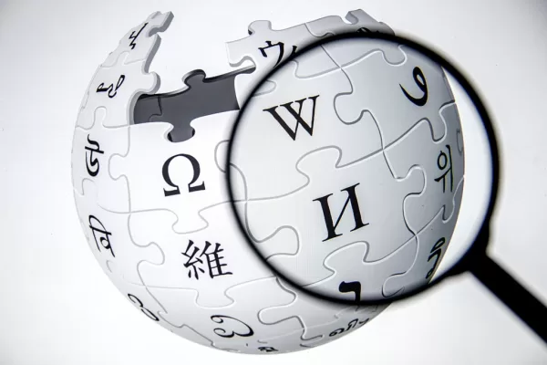 25 anni di Wikipedia: l’enciclopedia libera nell’epoca delle risposte automatiche