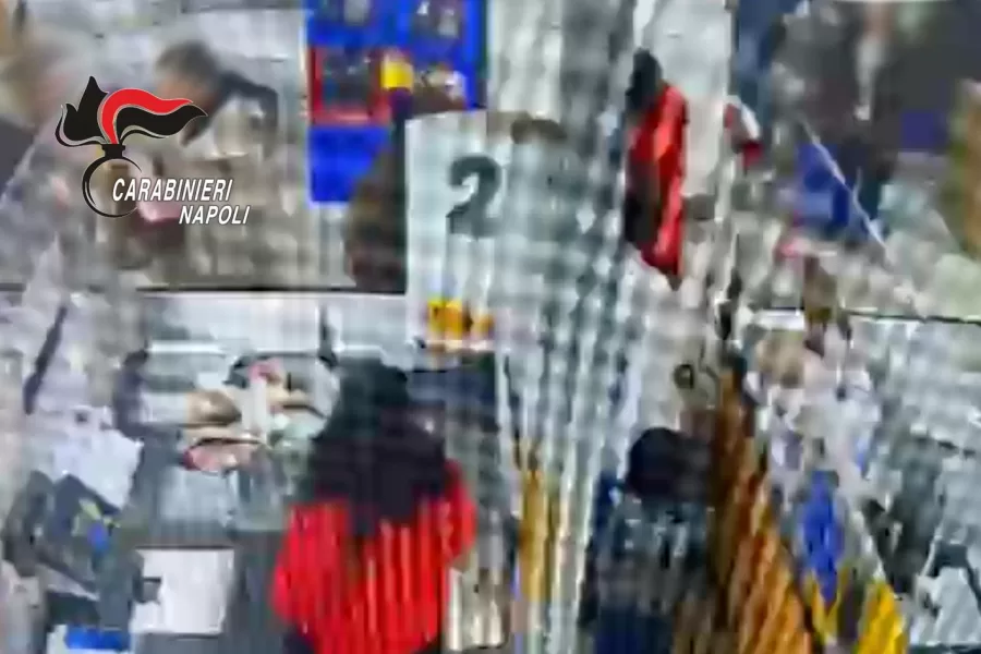 Il video dell’uomo che prova a rapire un bambino al supermercato, panico a Caivano: “Questo non è tuo figlio, dammelo”