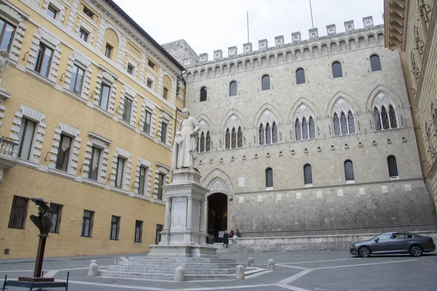 Monte dei Paschi, il Terzo polo bancario parte in salita. I mercati bocciano il “piano Lovaglio”