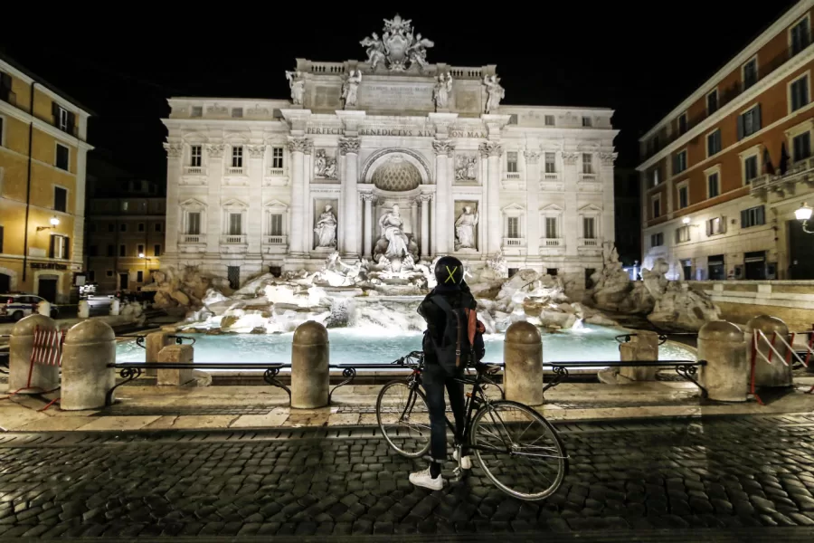 Fontana di Trevi, da oggi diventa a pagamento. Ma c’è un modo per vederla gratis