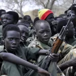 Bambini soldato, l’allarme Onu nel continente africano: “Ragazze considerate merce danneggiata dopo aver subito stupri”