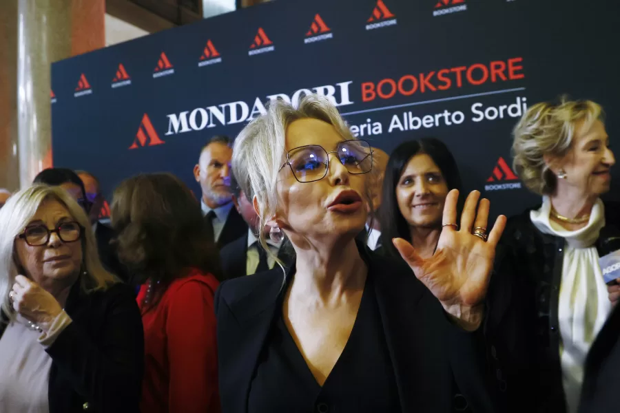Marina Berlusconi Inaugura il Mondadori Store  a Galleria Alberto Sordi   — Roma , Italia – Mercoledì 23 Ottobre 2024 – Cronaca – (foto di Cecilia Fabiano/LaPresse) 


Marina Berlusconi Inaugurates Mondadori Store at Galleria Alberto Sordi with  — Rome , Italy – Wednesday October 23, 2024 – News – (photo by Cecilia Fabiano/LaPresse)