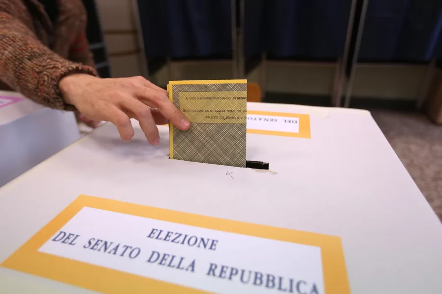 Foto LaPresse – Stefano Porta
04/03/2018 Milano ( Mi )
Cronaca
Elezioni e operazioni di voto ai seggi di Piazza Leonardo Da Vinci
Elezioni 4 Marzo: Seggi aperti a Milano 
Nella Foto l’urna