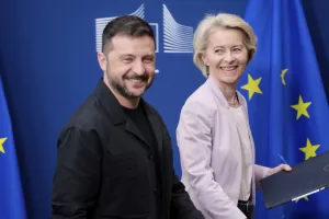 Ukraine’s President Volodymyr Zelenskyy, left, walks with European Commission President Ursula von der Leyen after participating in a media conference at EU headquarters in Brussels, Belgium, Sunday, Aug. 17, 2025. (AP Photo)