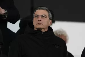 Monsieur Comolli si è calato nello stile Juve: le difficoltà con la lingua non frenano gli insulti a La Penna Monsieur Comolli si è calato nello stile Juve: le difficoltà con la lingua non frenano gli insulti a La Penna