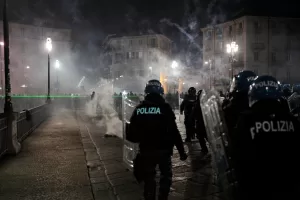 Il racconto del poliziotto aggredito a Torino, da solo contro i black bloc: “Il casco è volato via, mi proteggevo la testa”. Il ‘grazie’ ai colleghi