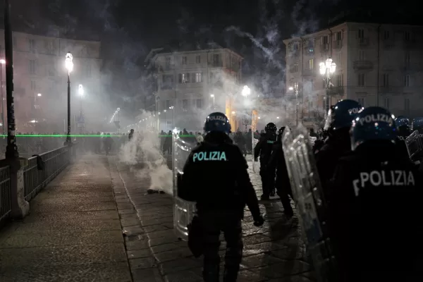 Il racconto del poliziotto aggredito a Torino, da solo contro i black bloc: “Il casco è volato via, mi proteggevo la testa”. Il ‘grazie’ ai colleghi
