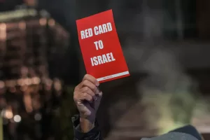 Protesta di attivisti pro palestinesi contro il passaggio della fiaccola olimpica in via sforza – Milano 05/02/2026 (foto Claudio Furlan/ LaPresse) 

Pro-Palestinian activists protest against the Olympic torch relay in Via Sforza, Milan, February 5, 2026 (photo by Claudio Furlan/LaPresse)