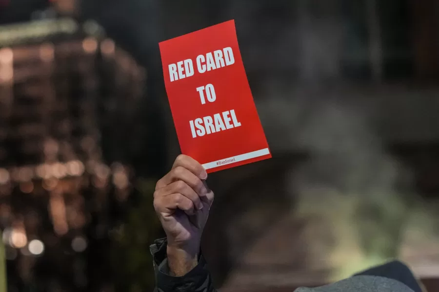 Protesta di attivisti pro palestinesi contro il passaggio della fiaccola olimpica in via sforza – Milano 05/02/2026 (foto Claudio Furlan/ LaPresse) 

Pro-Palestinian activists protest against the Olympic torch relay in Via Sforza, Milan, February 5, 2026 (photo by Claudio Furlan/LaPresse)