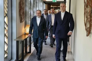 In this photo released by the Iranian Foreign Ministry, Iranian Foreign Minister Abbas Araghchi, left, heads to venue for talks between Iran and the U.S., in Muscat, Oman, Friday, Feb. 6, 2026. (Iranian Foreign Ministry via AP)





Associate Press/ LaPresse
Only Italy and Spain