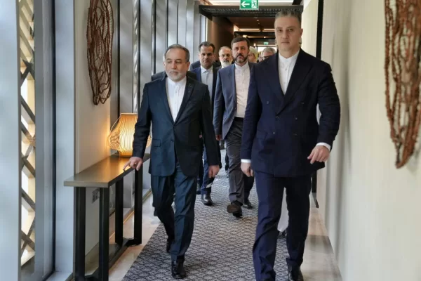 In this photo released by the Iranian Foreign Ministry, Iranian Foreign Minister Abbas Araghchi, left, heads to venue for talks between Iran and the U.S., in Muscat, Oman, Friday, Feb. 6, 2026. (Iranian Foreign Ministry via AP)





Associate Press/ LaPresse
Only Italy and Spain