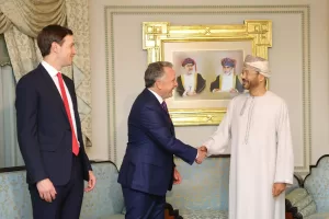 In this photo released by the Oman’s Foreign Ministry, Steve Witkoff, White House special envoy, centre, shakes hands with Oman’s Foreign Minister Sayyid Badr Albusaidi as Jared Kushner, left, looks on during their meeting prior to Iran and the U.S. negotiations, in Muscat, Oman, Friday, Feb. 6, 2026. (Oman Foreign Ministry via AP)





Associate Press/ LaPresse
Only Italy and Spain