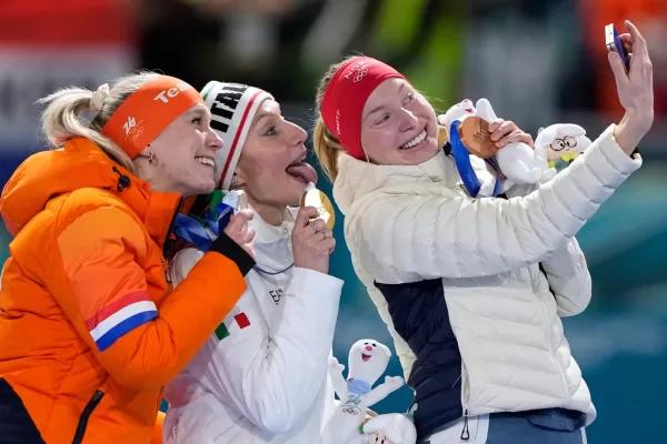 Francesca Lollobrigida of Italy, center and gold medal, Merel Conijn of the Netherlands, left and silver medal, and Ragne Wiklund of Norway, right and bronze medal, celebrate on the podium after the women’s 5,000 meters speedskating race at the 2026 Winter Olympics, in Milan, Italy, Thursday, Feb. 12, 2026. (AP Photo/Ben Curtis)