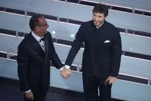 Stefano De Martino condurrà Sanremo 2027, il passaggio di testimone con Carlo Conti durante la finale Stefano De Martino condurrà Sanremo 2027, il passaggio di testimone con Carlo Conti durante la finale