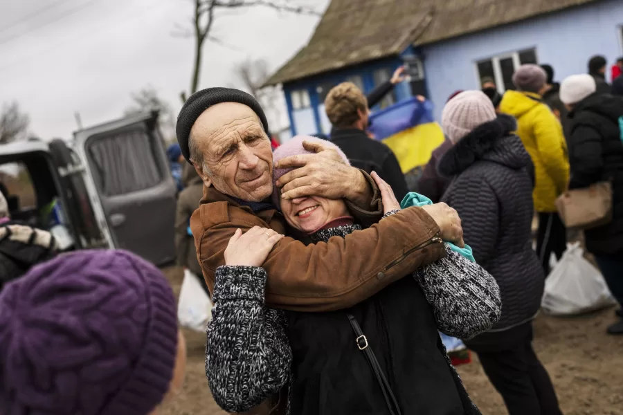 Ukrainian family members reunite for the first time since Russian troops withdrew from the Kherson region in the village of Tsentralne, southern Ukraine, on Nov. 13, 2022. (AP Photo/Bernat Armangue) 

Associated Press/LaPresse

EDITORIAL USE ONLY/ONLY ITALY AND SPAIN