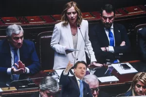 GIUSEPPE CONTE POLITICO SULLO SCHERMO GIORGIA MELONI PREMIER MATTEO SALVINI MINISTRO INFRASTRUTTURE ANTONIO TAJANI