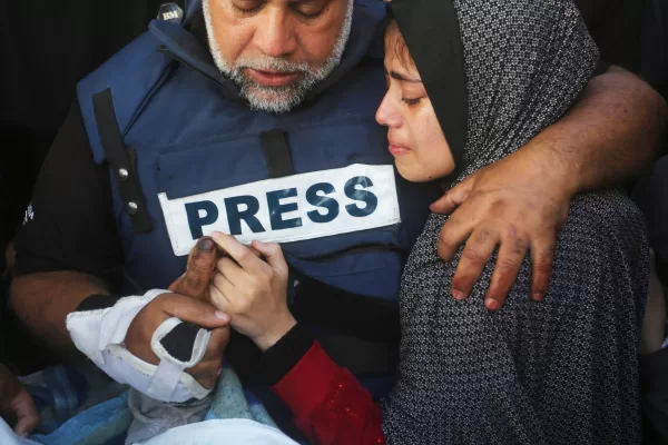 FILE – Al Jazeera journalist Wael Dahdouh holds the hand of his son, Hamza, who also worked for Al Jazeera and was killed in an Israeli airstrike, in Rafah, Gaza Strip, Jan. 7, 2024. (AP Photo/Hatem Ali, File)


Associated Press/LaPresse